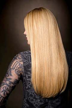 Model mit blonder Echthaar-Perücke von Belle Madame von hinten fotografiert