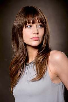 Model mit dunkelbrauner Echthaar-Perücke von Belle Madame, das rechts an der Kamera vorbeischaut