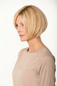 Model mit blonder Echthaar-Perücke von Belle Madame, das seitlich an der Kamera vorbeischaut