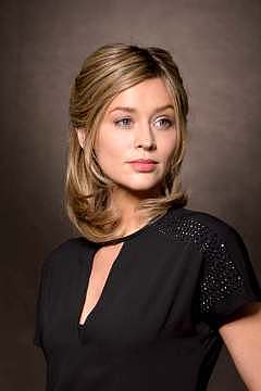 Model mit Echthaar-Perücke im Farbton „Chocolate/Cream-Root“ von Belle Madame, das seitlich an der Kamera vorbeischaut