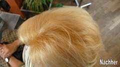 Kopf von oben mit Haaren in Blond, mit Pflanzenhaarfarbe