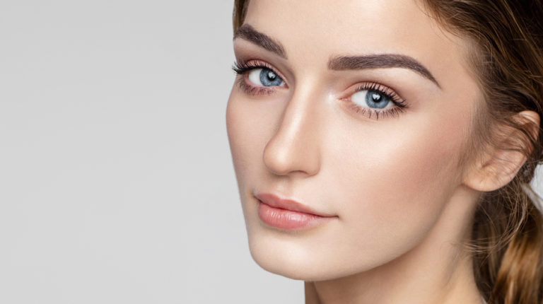 Augenbrauen färben mit Brow Henna