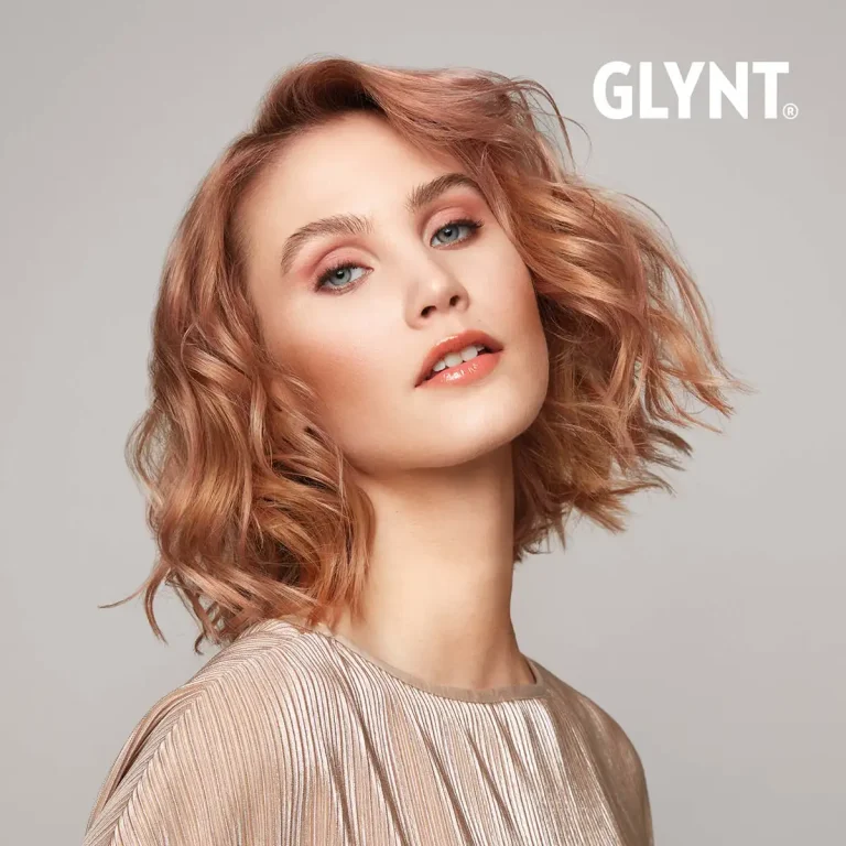 GLYNT®-Model „Ida“ mit kupferblonden Haaren, die mit leicht nach hinten geneigtem Kopf in die Kamera schaut