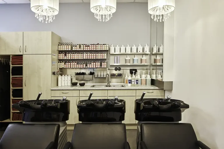 Drei schwarze Waschtische vor dem Arbeitsplatz zur Anmischung von Haarfarben