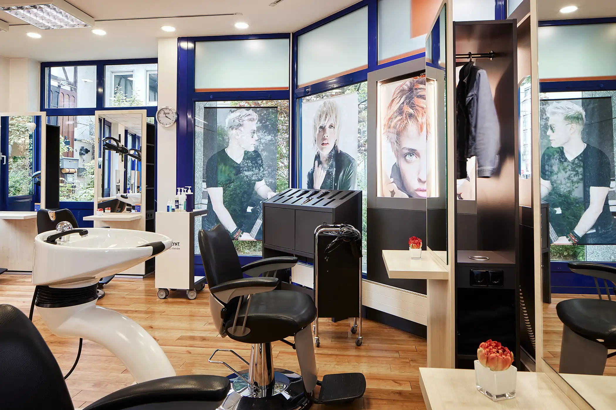 Blick in den Friseursalon mit Waschtisch und Frisierstühlen