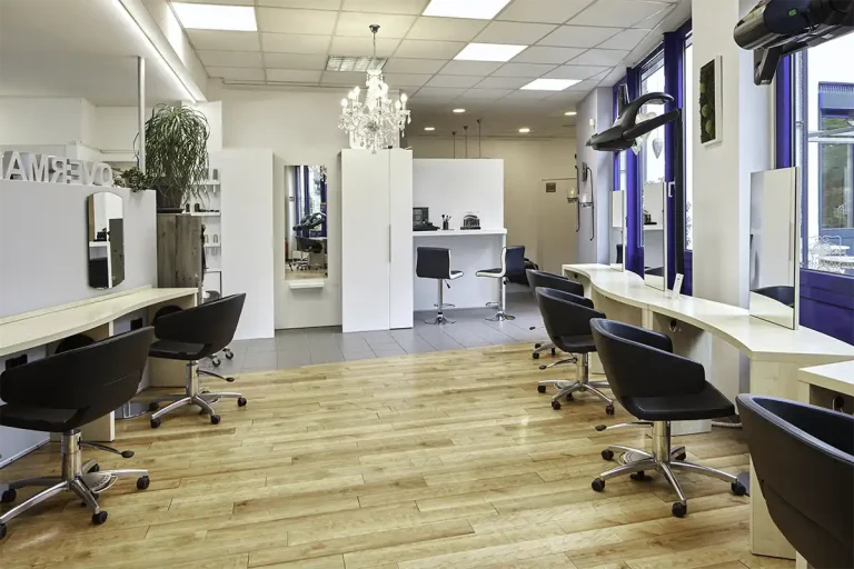 Blick in den Friseursalon Overmann mit Stuhlreihen links und rechts