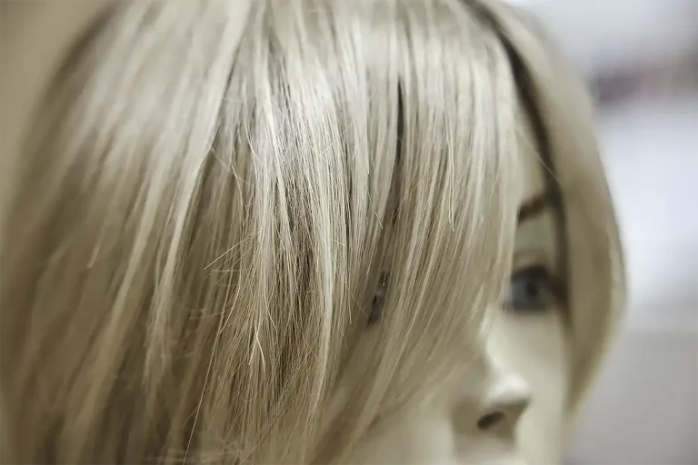 Blonde Perücke auf einer Büste