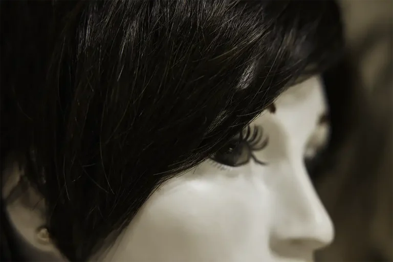 Dunkelbraune Perücke auf einer Büste