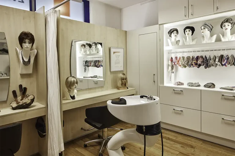 Blick auf einen Waschtisch im Zweithaarstudio