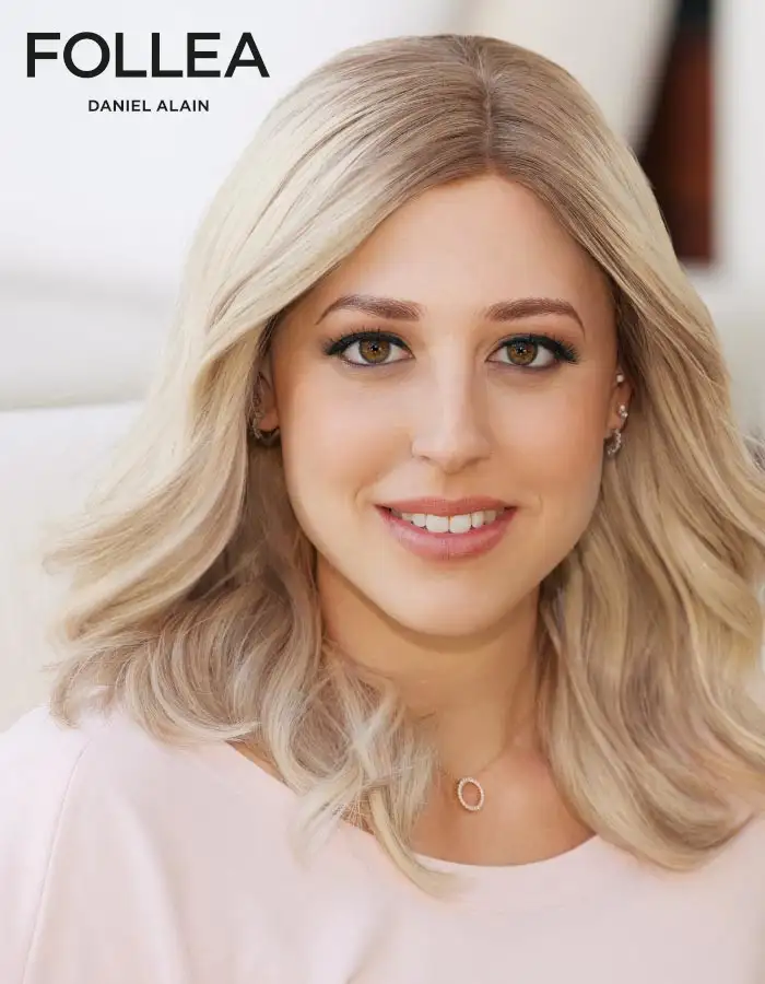 Model Ashley mit blonder Echthaar-Perücke „Gripper Actif“ von Follea neben dem Follea-Logo in der oberen, linken Ecke