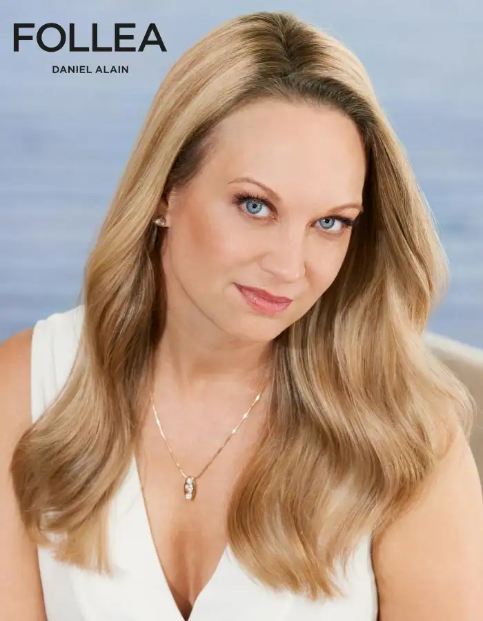 Model Elissa mit blonder Echthaar-Perücke „Petite Topper“ von Follea neben dem Follea-Logo in der oberen, linken Ecke