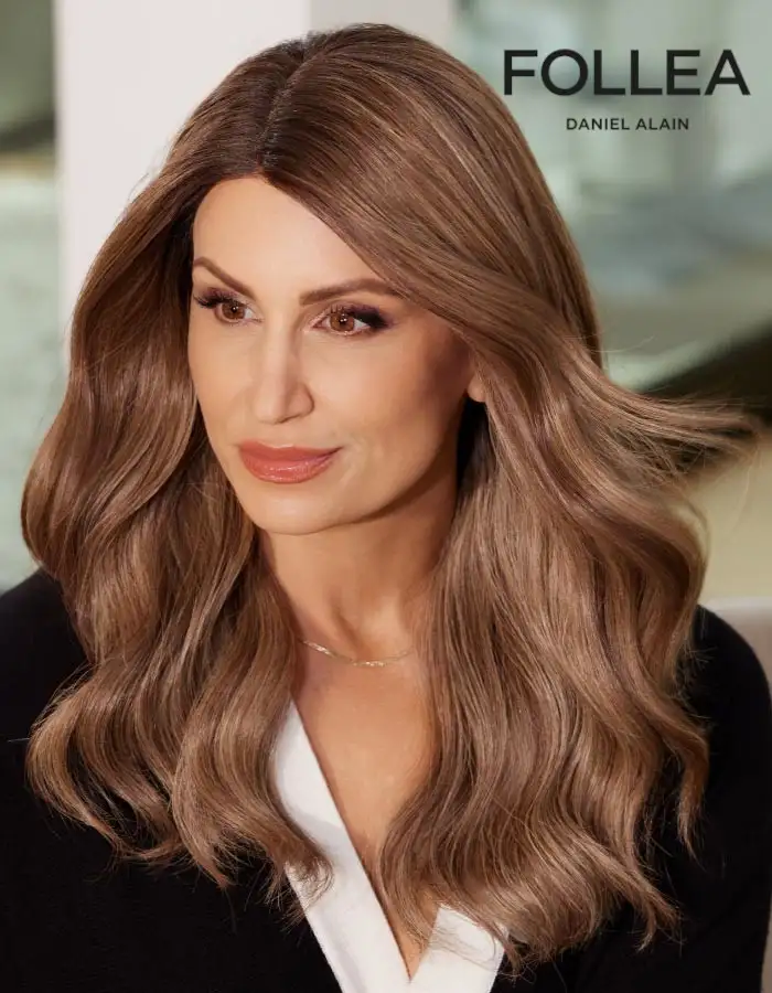 Model Mirna mit brauner Echthaar-Perücke „René Wig“ von Follea neben dem Follea-Logo in der oberen, rechten Ecke