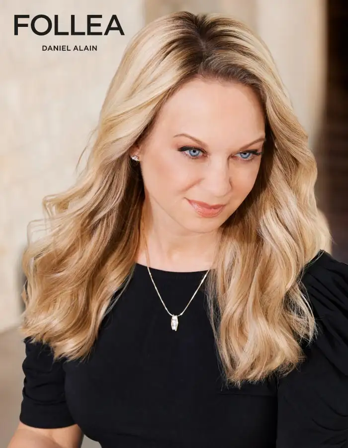 Model Elissa mit blonder Echthaar-Perücke „Style Topper“ von Follea neben dem Follea-Logo in der oberen, linken Ecke