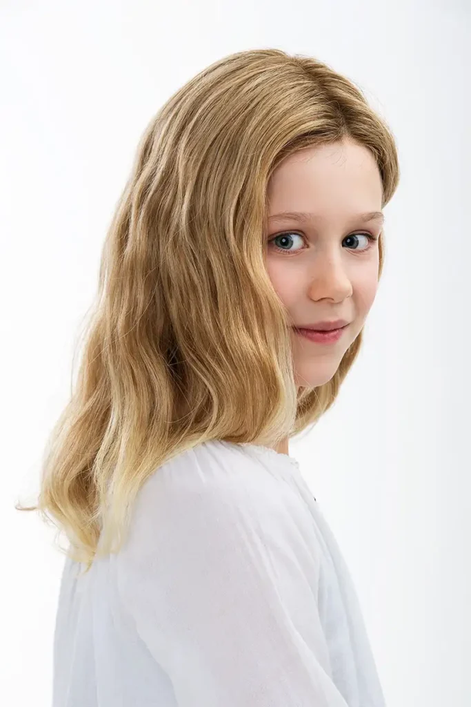 Model, das die Belle-Madame-Perücke „Gilda RH“ in Champagne Root trägt und seitlich in die Kamera schaut