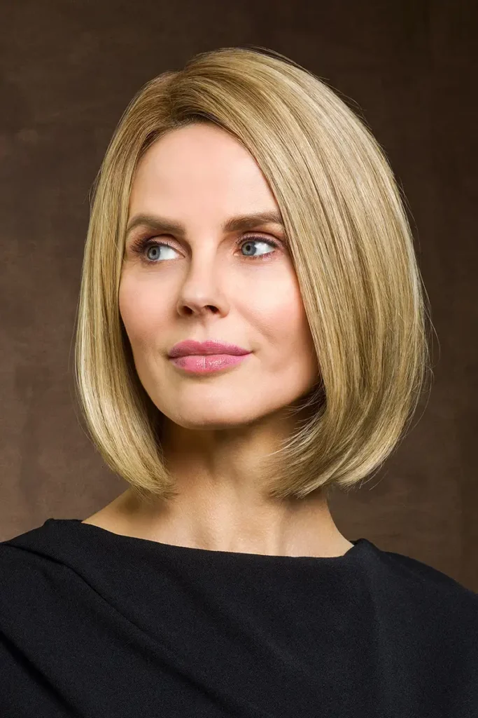 Model, das die Belle-Madame-Perücke „Lulu CRH“ in Vanilla Root trägt und nach links aus dem Bild schaut