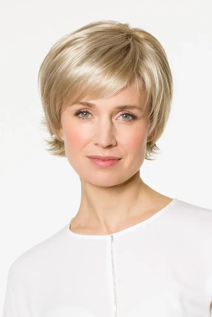 Model, das die Belle-Madame-Perücke „Tilda Soft SF“ in Nordic Ash Blond trägt und in die Kamera schaut