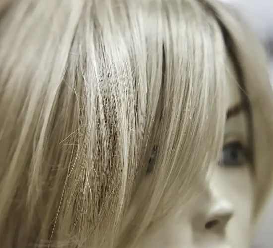 Blonde Perücke auf einer Büste