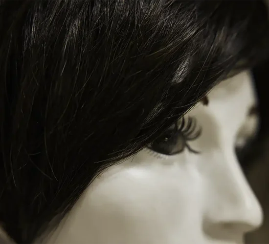 Dunkelbraune Perücke auf einer Büste