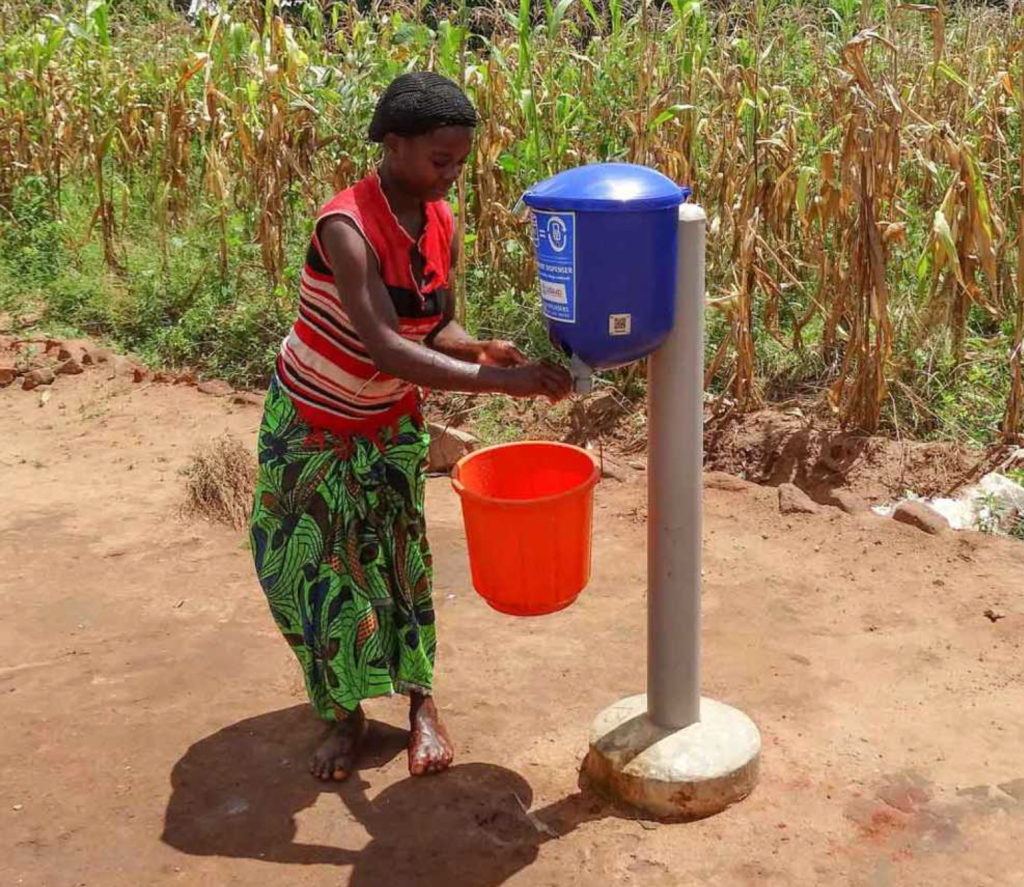 ClimatePartner Frau am Wasserspender