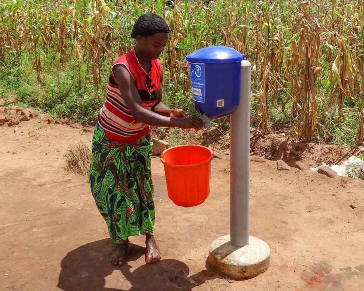 ClimatePartner Frau am Wasserspender